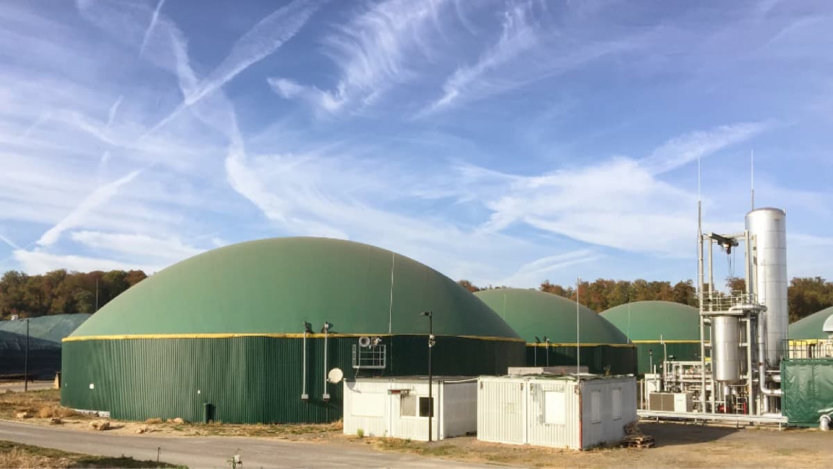 Biogas plant where KOH-impregnated activated carbon removes H₂S from biogas before engine combustion